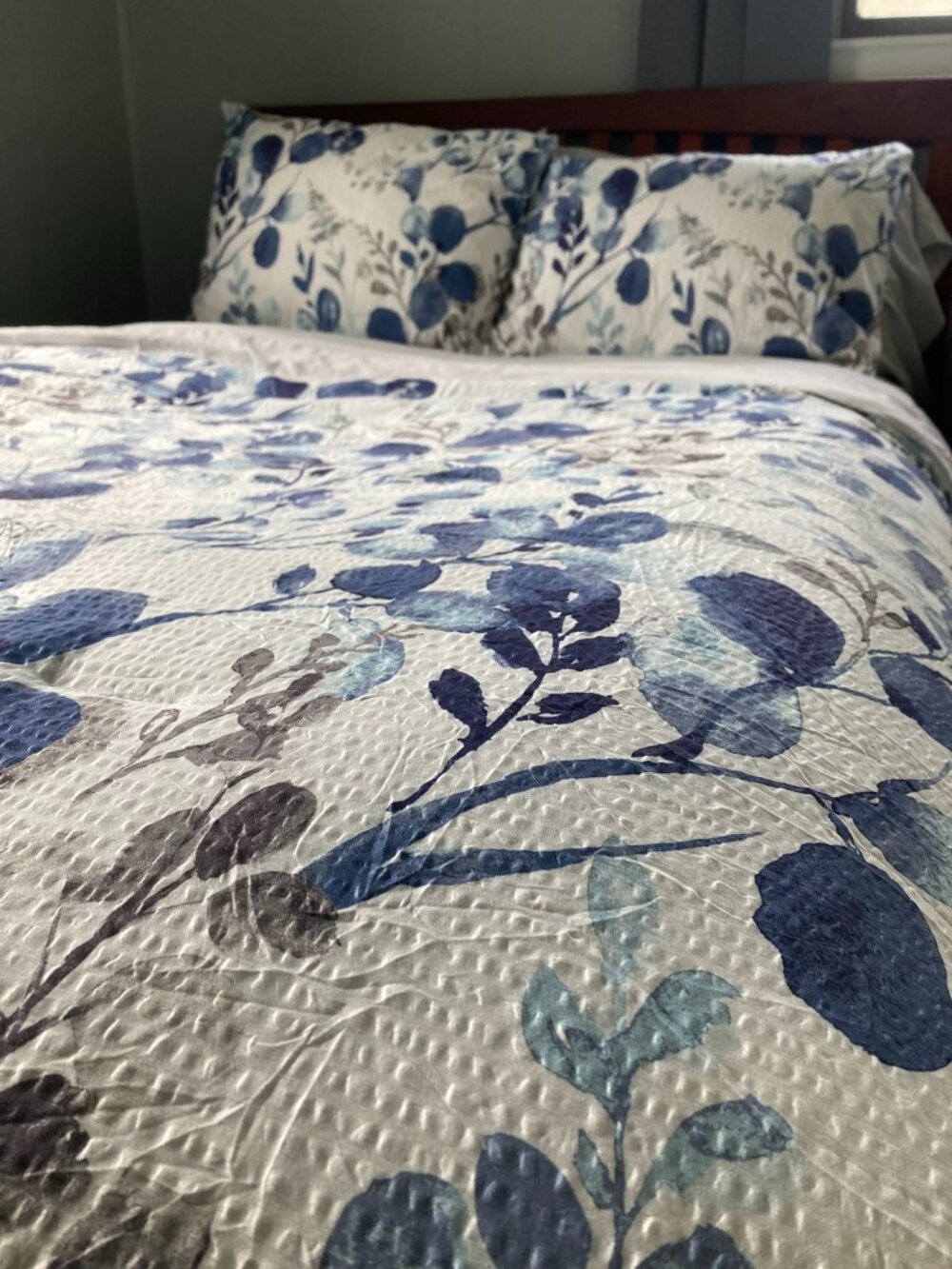 Regency Heights Botanical Print Full Sized Lightweight Comforter Set